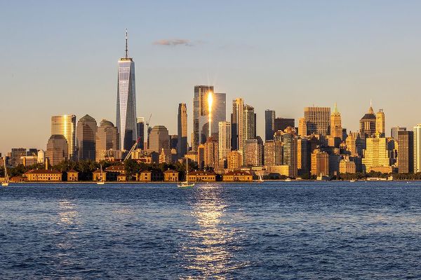 Looney, Hollice 아티스트의 USA-New York View of New York City skyline at sunset from Port Liberte in Jersey City-New Jersey작품입니다.